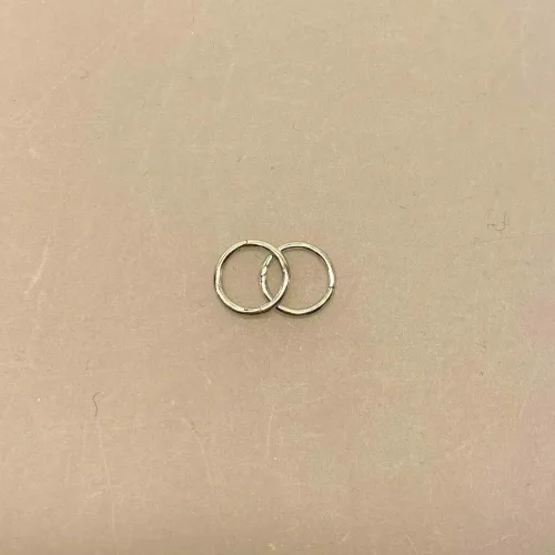 Creoler i sølv Ø 10 mm glatte hoops med click-lås, knækcreoler, clickcreoler, ægte, sterling, sølv, hoops, loops, hups, runde, ringe, blank, blanke, kvalitet, holdbare, nemme, nemme at lukke, smarte, små, diskrete, billige, øreringe, ørenringe, cirkler, biti, ribe, maanesten, stine a, ægte,