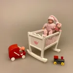 Dukke Lille Barn i Nattøj, lillesøster, børnehavebarn, todler, 1:12, Lille dukke, Lille pige, dukkehusdukke, dukkehusdukker, dukke, dukkepige, pigedukke, ting til dukkehuset, dukkehusting, dukketing, miniature, miniaturer, små ting, sættekassen, sættekasseting, biti, ribe