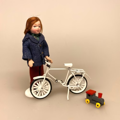 Dukke Lille Dreng Svend, dreng, drengedukke, 1:12, Lille dukke, Lille pige, dukkehusdukke, dukkehusdukker, dukke, dukkepige, pigedukke, ting til dukkehuset, dukkehusting, dukketing, miniature, miniaturer, små ting, sættekassen, sættekasseting, biti, ribe