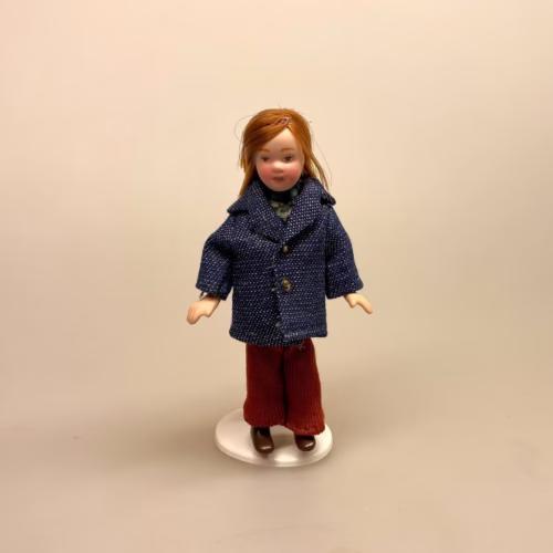 Dukke Lille Dreng Svend, dreng, drengedukke, 1:12, Lille dukke, Lille pige, dukkehusdukke, dukkehusdukker, dukke, dukkepige, pigedukke, ting til dukkehuset, dukkehusting, dukketing, miniature, miniaturer, små ting, sættekassen, sættekasseting, biti, ribe