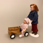 Dukke Lille Dreng Svend, dreng, drengedukke, 1:12, Lille dukke, Lille pige, dukkehusdukke, dukkehusdukker, dukke, dukkepige, pigedukke, ting til dukkehuset, dukkehusting, dukketing, miniature, miniaturer, små ting, sættekassen, sættekasseting, biti, ribe