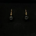 Forgyldte Ørenringe med Kugler - Blank Onyx, sort, matte sten, sort agat, sorte agater, sorte øreringe, sorte ørehængere, sten øreringe, kugle øreringe, onyx, onyxer, onyx smykker, biti, ribe, Lieblings, susanne friis bjørner, julie sandlau, enamel, ægte, sten, ædelsten, halvædelsten, guld øreringe, guldkroge, hænge øreringe, agater, sorte agatøreringe,