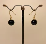 Forgyldte Ørenringe med Kugler - Blank Onyx, sort, matte sten, sort agat, sorte agater, sorte øreringe, sorte ørehængere, sten øreringe, kugle øreringe, onyx, onyxer, onyx smykker, biti, ribe, Lieblings, susanne friis bjørner, julie sandlau, enamel, ægte, sten, ædelsten, halvædelsten, guld øreringe, guldkroge, hænge øreringe, agater, sorte agatøreringe,