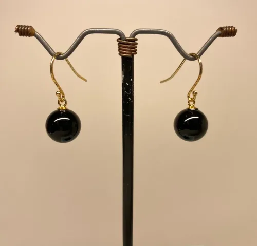 Forgyldte Ørenringe med Kugler - Blank Onyx, sort, matte sten, sort agat, sorte agater, sorte øreringe, sorte ørehængere, sten øreringe, kugle øreringe, onyx, onyxer, onyx smykker, biti, ribe, Lieblings, susanne friis bjørner, julie sandlau, enamel, ægte, sten, ædelsten, halvædelsten, guld øreringe, guldkroge, hænge øreringe, agater, sorte agatøreringe,