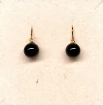 Forgyldte Ørenringe med Kugler - Blank Onyx, sort, matte sten, sort agat, sorte agater, sorte øreringe, sorte ørehængere, sten øreringe, kugle øreringe, onyx, onyxer, onyx smykker, biti, ribe, Lieblings, susanne friis bjørner, julie sandlau, enamel, ægte, sten, ædelsten, halvædelsten, guld øreringe, guldkroge, hænge øreringe, agater, sorte agatøreringe,