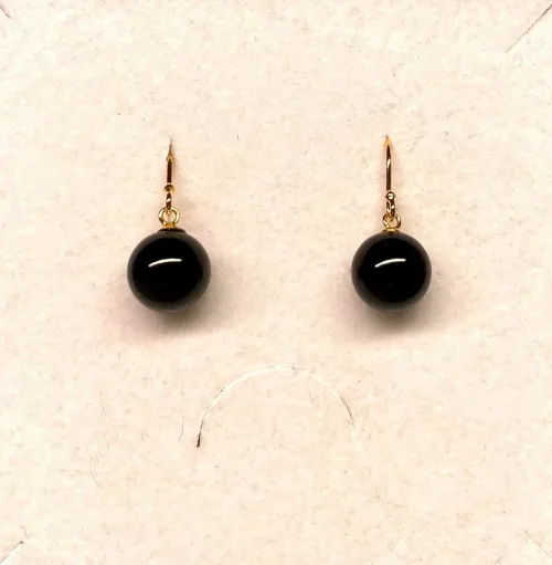 Forgyldte Ørenringe med Kugler - Blank Onyx, sort, matte sten, sort agat, sorte agater, sorte øreringe, sorte ørehængere, sten øreringe, kugle øreringe, onyx, onyxer, onyx smykker, biti, ribe, Lieblings, susanne friis bjørner, julie sandlau, enamel, ægte, sten, ædelsten, halvædelsten, guld øreringe, guldkroge, hænge øreringe, agater, sorte agatøreringe,