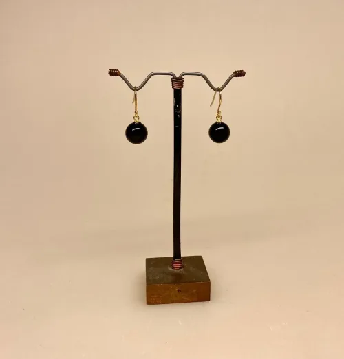 Forgyldte Ørenringe med Kugler - Blank Onyx, sort, matte sten, sort agat, sorte agater, sorte øreringe, sorte ørehængere, sten øreringe, kugle øreringe, onyx, onyxer, onyx smykker, biti, ribe, Lieblings, susanne friis bjørner, julie sandlau, enamel, ægte, sten, ædelsten, halvædelsten, guld øreringe, guldkroge, hænge øreringe, agater, sorte agatøreringe,