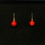 8 mm, Forgyldte Ørenringe med Kugler - Blank Sea Bamboo, koralrød, lovlige koraler, lovlige koraller, røde ørehængere, røde øreringe, røde kugler, hængeøreringe, ørenringe med sten, sten øreringe, ørehængere, hav bambus, sø bambus, halvædelsten, guld øreringe, guld ørehængere, forgyldte, forgyldt sølv, ægte, guld, smykker, enkle, lieblings, susanne friis bjørner, stine a, enamel, biti, ribe, jule, julesmykker,