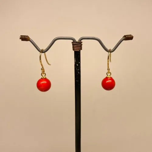 8 mm, Forgyldte Ørenringe med Kugler - Blank Sea Bamboo, koralrød, lovlige koraler, lovlige koraller, røde ørehængere, røde øreringe, røde kugler, hængeøreringe, ørenringe med sten, sten øreringe, ørehængere, hav bambus, sø bambus, halvædelsten, guld øreringe, guld ørehængere, forgyldte, forgyldt sølv, ægte, guld, smykker, enkle, lieblings, susanne friis bjørner, stine a, enamel, biti, ribe, jule, julesmykker,