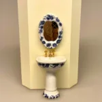 Miniature Badeværelse i Porcelæn Blå Blomst, badekar, karbad, baby, løvefødder, fransk, porcelæn, håndvask, wc, toilet, spejl, nyt, symbolsk, dukkehus, tilbehør, ting, til nisser, nissedør, birgitte frigast, morgen, god morgen, 1:12, miniature, miniaturer, dukkebadeværelse, småt, mini, sjov, sangskjuler, gave, gaveide, gas, vandmester, vvs, installatør, 0715, 715, Miniature Håndvask & Spejl i Porcelæn Blå Blomst