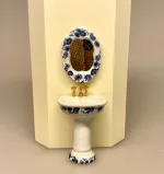 Miniature Badeværelse i Porcelæn Blå Blomst, badekar, karbad, baby, løvefødder, fransk, porcelæn, håndvask, wc, toilet, spejl, nyt, symbolsk, dukkehus, tilbehør, ting, til nisser, nissedør, birgitte frigast, morgen, god morgen, 1:12, miniature, miniaturer, dukkebadeværelse, småt, mini, sjov, sangskjuler, gave, gaveide, gas, vandmester, vvs, installatør, 0715, 715, Miniature Håndvask & Spejl i Porcelæn Blå Blomst