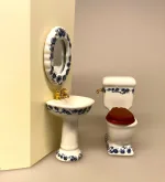Miniature Badeværelse i Porcelæn Blå Blomst, badekar, karbad, baby, løvefødder, fransk, porcelæn, håndvask, wc, toilet, spejl, nyt, symbolsk, dukkehus, tilbehør, ting, til nisser, nissedør, birgitte frigast, morgen, god morgen, 1:12, miniature, miniaturer, dukkebadeværelse, småt, mini, sjov, sangskjuler, gave, gaveide, gas, vandmester, vvs, installatør, 0715, 715