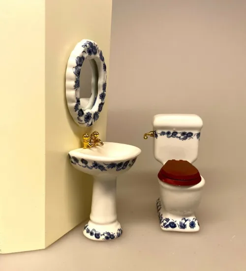 Miniature Badeværelse i Porcelæn Blå Blomst, badekar, karbad, baby, løvefødder, fransk, porcelæn, håndvask, wc, toilet, spejl, nyt, symbolsk, dukkehus, tilbehør, ting, til nisser, nissedør, birgitte frigast, morgen, god morgen, 1:12, miniature, miniaturer, dukkebadeværelse, småt, mini, sjov, sangskjuler, gave, gaveide, gas, vandmester, vvs, installatør, 0715, 715