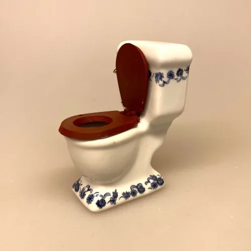 Miniature Badeværelse i Porcelæn Blå Blomst, badekar, karbad, baby, løvefødder, fransk, porcelæn, håndvask, wc, toilet, spejl, nyt, symbolsk, dukkehus, tilbehør, ting, til nisser, nissedør, birgitte frigast, morgen, god morgen, 1:12, miniature, miniaturer, dukkebadeværelse, småt, mini, sjov, sangskjuler, gave, gaveide, gas, vandmester, vvs, installatør, 0715, 715