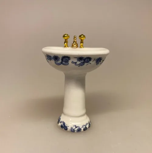 Miniature Badeværelse i Porcelæn Blå Blomst, badekar, karbad, baby, løvefødder, fransk, porcelæn, håndvask, wc, toilet, spejl, nyt, symbolsk, dukkehus, tilbehør, ting, til nisser, nissedør, birgitte frigast, morgen, god morgen, 1:12, miniature, miniaturer, dukkebadeværelse, småt, mini, sjov, sangskjuler, gave, gaveide, gas, vandmester, vvs, installatør, 0715, 715, vask, håndvask, spejl