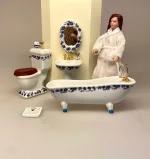 Miniature Badeværelse i Porcelæn Blå Blomst, badekar, karbad, baby, løvefødder, fransk, porcelæn, håndvask, wc, toilet, spejl, nyt, symbolsk, dukkehus, tilbehør, ting, til nisser, nissedør, birgitte frigast, morgen, god morgen, 1:12, miniature, miniaturer, dukkebadeværelse, småt, mini, sjov, sangskjuler, gave, gaveide, gas, vandmester, vvs, installatør,