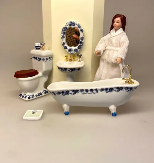 Miniature Badeværelse i Porcelæn Blå Blomst, badekar, karbad, baby, løvefødder, fransk, porcelæn, håndvask, wc, toilet, spejl, nyt, symbolsk, dukkehus, tilbehør, ting, til nisser, nissedør, birgitte frigast, morgen, god morgen, 1:12, miniature, miniaturer, dukkebadeværelse, småt, mini, sjov, sangskjuler, gave, gaveide, gas, vandmester, vvs, installatør,
