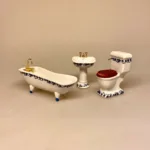 Miniature Badeværelse i Porcelæn Blå Blomst, badekar, karbad, baby, løvefødder, fransk, porcelæn, håndvask, wc, toilet, spejl, nyt, symbolsk, dukkehus, tilbehør, ting, til nisser, nissedør, birgitte frigast, morgen, god morgen, 1:12, miniature, miniaturer, dukkebadeværelse, småt, mini, sjov, sangskjuler, gave, gaveide, gas, vandmester, vvs, installatør,