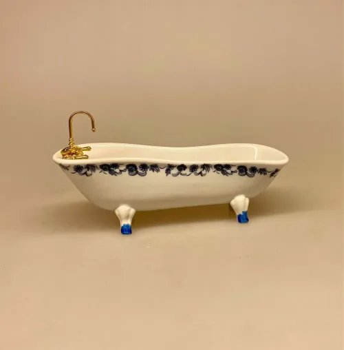 Miniature Badekar i Porcelæn Blå Blomst, Miniature Badeværelse i Porcelæn Blå Blomst, badekar, karbad, baby, løvefødder, fransk, porcelæn, håndvask, wc, toilet, spejl, nyt, symbolsk, dukkehus, tilbehør, ting, til nisser, nissedør, birgitte frigast, morgen, god morgen, 1:12, miniature, miniaturer, dukkebadeværelse, småt, mini, sjov, sangskjuler, gave, gaveide, gas, vandmester, vvs, installatør,