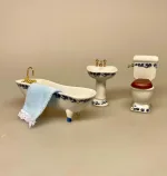 Miniature Badeværelse i Porcelæn Blå Blomst, badekar, karbad, baby, løvefødder, fransk, porcelæn, håndvask, wc, toilet, spejl, nyt, symbolsk, dukkehus, tilbehør, ting, til nisser, nissedør, birgitte frigast, morgen, god morgen, 1:12, miniature, miniaturer, dukkebadeværelse, småt, mini, sjov, sangskjuler, gave, gaveide, gas, vandmester, vvs, installatør,