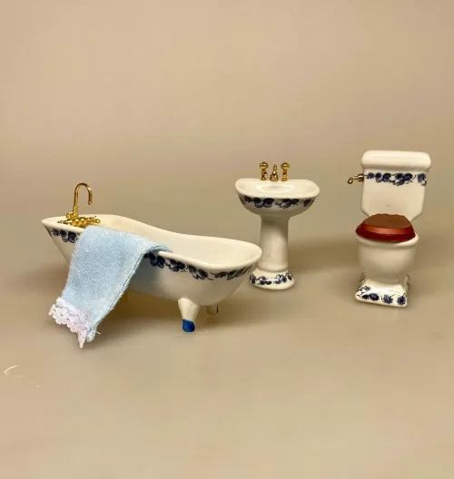 Miniature Badeværelse i Porcelæn Blå Blomst, badekar, karbad, baby, løvefødder, fransk, porcelæn, håndvask, wc, toilet, spejl, nyt, symbolsk, dukkehus, tilbehør, ting, til nisser, nissedør, birgitte frigast, morgen, god morgen, 1:12, miniature, miniaturer, dukkebadeværelse, småt, mini, sjov, sangskjuler, gave, gaveide, gas, vandmester, vvs, installatør,