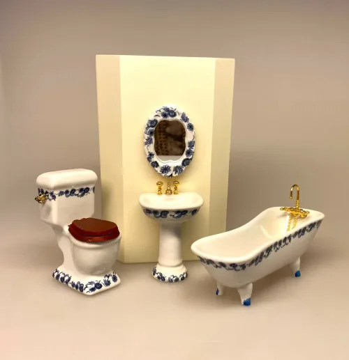 Miniature Badeværelse i Porcelæn Blå Blomst, badekar, karbad, baby, løvefødder, fransk, porcelæn, håndvask, wc, toilet, spejl, nyt, symbolsk, dukkehus, tilbehør, ting, til nisser, nissedør, birgitte frigast, morgen, god morgen, 1:12, miniature, miniaturer, dukkebadeværelse, småt, mini, sjov, sangskjuler, gave, gaveide, gas, vandmester, vvs, installatør, 0715, 715