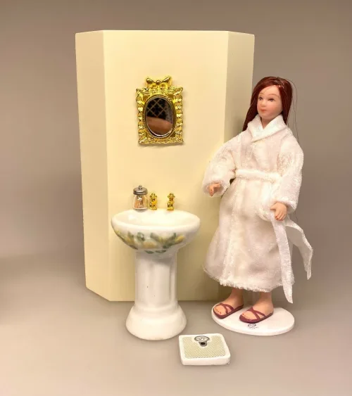 Miniature Badeværelse i Porcelæn Gul Rose, roser, blomster, romantisk, badekar, karbad, baby, løvefødder, fransk, porcelæn, håndvask, wc, toilet, spejl, nyt, symbolsk, dukkehus, tilbehør, ting, til nisser, nissedør, birgitte frigast, morgen, god morgen, 1:12, miniature, miniaturer, dukkebadeværelse, småt, mini, sjov, sangskjuler, gave, gaveide, gas, vandmester, vvs, installatør,