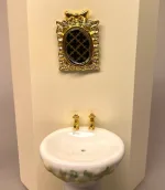 Miniature Badeværelse i Porcelæn Gul Rose, roser, blomster, romantisk, badekar, karbad, baby, løvefødder, fransk, porcelæn, håndvask, wc, toilet, spejl, nyt, symbolsk, dukkehus, tilbehør, ting, til nisser, nissedør, birgitte frigast, morgen, god morgen, 1:12, miniature, miniaturer, dukkebadeværelse, småt, mini, sjov, sangskjuler, gave, gaveide, gas, vandmester, vvs, installatør, Miniature Vægspejl Guld Firkantet, vægspejl, til væggen, dukkehus, tilbehør, ting til, miniaturer, miniature, interiør, pynt, sangskjuler, symbolsk gave, gaveide, kosmetolog, skønhed, badeværelse, veneziansk, guldspejl, guldramme, 1:12, dukketing, biti, ribe,