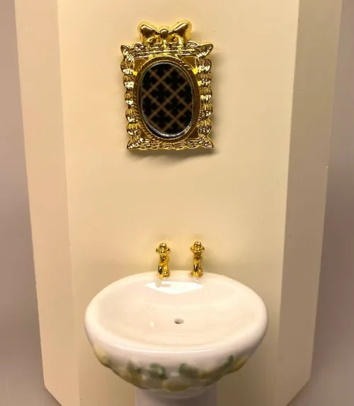 Miniature Badeværelse i Porcelæn Gul Rose, roser, blomster, romantisk, badekar, karbad, baby, løvefødder, fransk, porcelæn, håndvask, wc, toilet, spejl, nyt, symbolsk, dukkehus, tilbehør, ting, til nisser, nissedør, birgitte frigast, morgen, god morgen, 1:12, miniature, miniaturer, dukkebadeværelse, småt, mini, sjov, sangskjuler, gave, gaveide, gas, vandmester, vvs, installatør, Miniature Vægspejl Guld Firkantet, vægspejl, til væggen, dukkehus, tilbehør, ting til, miniaturer, miniature, interiør, pynt, sangskjuler, symbolsk gave, gaveide, kosmetolog, skønhed, badeværelse, veneziansk, guldspejl, guldramme, 1:12, dukketing, biti, ribe,