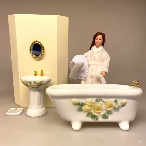 Miniature Badeværelse i Porcelæn Gul Rose, roser, blomster, romantisk, badekar, karbad, baby, løvefødder, fransk, porcelæn, håndvask, wc, toilet, spejl, nyt, symbolsk, dukkehus, tilbehør, ting, til nisser, nissedør, birgitte frigast, morgen, god morgen, 1:12, miniature, miniaturer, dukkebadeværelse, småt, mini, sjov, sangskjuler, gave, gaveide, gas, vandmester, vvs, installatør,