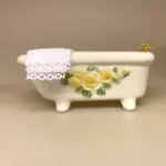 Miniature Badeværelse i Porcelæn Gul Rose, roser, blomster, romantisk, badekar, karbad, baby, løvefødder, fransk, porcelæn, håndvask, wc, toilet, spejl, nyt, symbolsk, dukkehus, tilbehør, ting, til nisser, nissedør, birgitte frigast, morgen, god morgen, 1:12, miniature, miniaturer, dukkebadeværelse, småt, mini, sjov, sangskjuler, gave, gaveide, gas, vandmester, vvs, installatør,