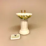 Miniature Badeværelse i Porcelæn Gul Rose, roser, blomster, romantisk, badekar, karbad, baby, løvefødder, fransk, porcelæn, håndvask, wc, toilet, spejl, nyt, symbolsk, dukkehus, tilbehør, ting, til nisser, nissedør, birgitte frigast, morgen, god morgen, 1:12, miniature, miniaturer, dukkebadeværelse, småt, mini, sjov, sangskjuler, gave, gaveide, gas, vandmester, vvs, installatør,