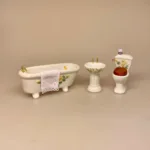 Miniature Badeværelse i Porcelæn Gul Rose, roser, blomster, romantisk, badekar, karbad, baby, løvefødder, fransk, porcelæn, håndvask, wc, toilet, spejl, nyt, symbolsk, dukkehus, tilbehør, ting, til nisser, nissedør, birgitte frigast, morgen, god morgen, 1:12, miniature, miniaturer, dukkebadeværelse, småt, mini, sjov, sangskjuler, gave, gaveide, gas, vandmester, vvs, installatør,