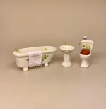 Miniature Badeværelse i Porcelæn Gul Rose, roser, blomster, romantisk, badekar, karbad, baby, løvefødder, fransk, porcelæn, håndvask, wc, toilet, spejl, nyt, symbolsk, dukkehus, tilbehør, ting, til nisser, nissedør, birgitte frigast, morgen, god morgen, 1:12, miniature, miniaturer, dukkebadeværelse, småt, mini, sjov, sangskjuler, gave, gaveide, gas, vandmester, vvs, installatør,
