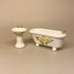 Miniature Badekar & Vask i Porcelæn Gul Rose, Miniature Badeværelse i Porcelæn Gul Rose, roser, blomster, romantisk, badekar, karbad, baby, løvefødder, fransk, porcelæn, håndvask, wc, toilet, spejl, nyt, symbolsk, dukkehus, tilbehør, ting, til nisser, nissedør, birgitte frigast, morgen, god morgen, 1:12, miniature, miniaturer, dukkebadeværelse, småt, mini, sjov, sangskjuler, gave, gaveide, gas, vandmester, vvs, installatør,