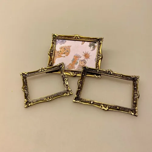 Miniature Billederamme Guld, guldramme, ramme, indramning, maleri, kunst, i glas og ramme, maler, kunstmaler, dukkehusting, dukkehus, tilbehør, ting til, indretning, dukkestue, nisser, sætterkasse, sangskjuler, personlig, sjov, gaveide, gave, symbolsk, miniaturer, miniature, fotoramme, lille, bitte, mini, biti, ribe, 1:12