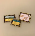 Miniature Billederamme Guld, guldramme, ramme, indramning, maleri, kunst, i glas og ramme, maler, kunstmaler, dukkehusting, dukkehus, tilbehør, ting til, indretning, dukkestue, nisser, sætterkasse, sangskjuler, personlig, sjov, gaveide, gave, symbolsk, miniaturer, miniature, fotoramme, lille, bitte, mini, biti, ribe, 1:12