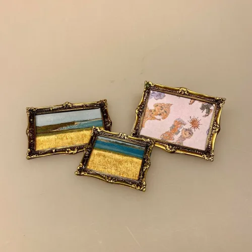 Miniature Billederamme Guld, guldramme, ramme, indramning, maleri, kunst, i glas og ramme, maler, kunstmaler, dukkehusting, dukkehus, tilbehør, ting til, indretning, dukkestue, nisser, sætterkasse, sangskjuler, personlig, sjov, gaveide, gave, symbolsk, miniaturer, miniature, fotoramme, lille, bitte, mini, biti, ribe, 1:12