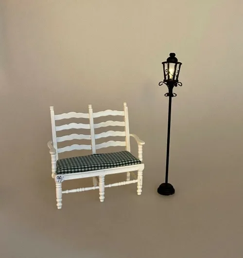 Miniature Gadelygte Sort, lygtepæl, gadelys, lygte, ribe, old school, gammeldags, stemning, løven, heksen, garderobeskabet, aslan, nisser, nisse, dukkehus, ting, tilbehør, sjov, sangskjuler, kan lyse, lamper, udendørslys, udendørslamper, gaveide, biti, 1:12, miniaturer
