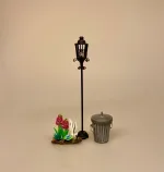 Miniature Gadelygte Sort, lygtepæl, gadelys, lygte, ribe, old school, gammeldags, stemning, løven, heksen, garderobeskabet, aslan, nisser, nisse, dukkehus, ting, tilbehør, sjov, sangskjuler, kan lyse, lamper, udendørslys, udendørslamper, gaveide, biti, 1:12, miniaturer