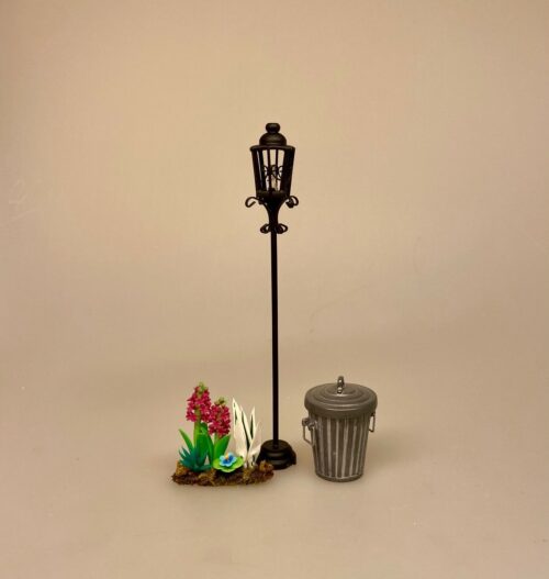 Miniature Gadelygte Sort, lygtepæl, gadelys, lygte, ribe, old school, gammeldags, stemning, løven, heksen, garderobeskabet, aslan, nisser, nisse, dukkehus, ting, tilbehør, sjov, sangskjuler, kan lyse, lamper, udendørslys, udendørslamper, gaveide, biti, 1:12, miniaturer