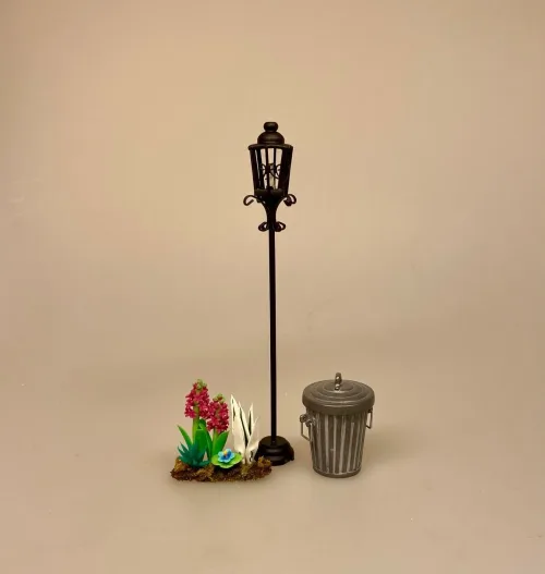 Miniature Gadelygte Sort, lygtepæl, gadelys, lygte, ribe, old school, gammeldags, stemning, løven, heksen, garderobeskabet, aslan, nisser, nisse, dukkehus, ting, tilbehør, sjov, sangskjuler, kan lyse, lamper, udendørslys, udendørslamper, gaveide, biti, 1:12, miniaturer
