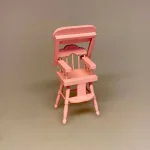 Miniature Høj Barnestol Rosa, lyserød, pink, babypink, højstol, stol, høj stol, babystol, børnestol, dukkebarn, dukke, dukkehusmøbler, dukkehusting, babystol, 1:12