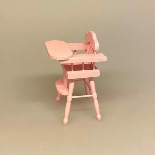 Miniature Høj Barnestol Rosa, lyserød, pink, babypink, højstol, stol, høj stol, babystol, børnestol, dukkebarn, dukke, dukkehusmøbler, dukkehusting, babystol, 1:12