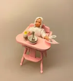 Miniature Høj Barnestol Rosa, lyserød, pink, babypink, højstol, stol, høj stol, babystol, børnestol, dukkebarn, dukke, dukkehusmøbler, dukkehusting, babystol, 1:12