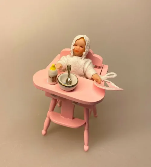 Miniature Høj Barnestol Rosa, lyserød, pink, babypink, højstol, stol, høj stol, babystol, børnestol, dukkebarn, dukke, dukkehusmøbler, dukkehusting, babystol, 1:12