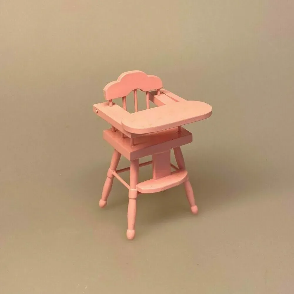 Miniature Høj Barnestol Rosa Miniature Høj Barnestol Rosa, lyserød, pink, babypink, højstol, stol, høj stol, babystol, børnestol, dukkebarn, dukke, dukkehusmøbler, dukkehusting, babystol, 1:12
