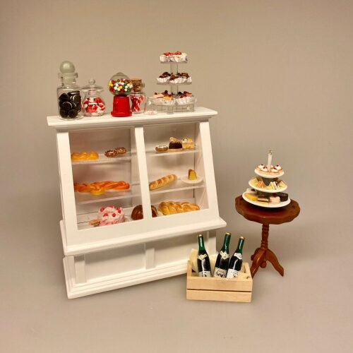 Miniature Høj Disk Hvid, butiksdisk, dukkehus, dukkehusting, dukkehusbutik, miniaturer, skala 1.12, legetøj, dukkebutik, cafe, konditori, bager, bageri, bagerbutik, gaveide, dukkehusmøbler, høker, miniature, forretning, biti, ribe, cafebesøg, symbolsk, sangskjuler, gavekort, temper, chokolade, slikbutik, konfekture,