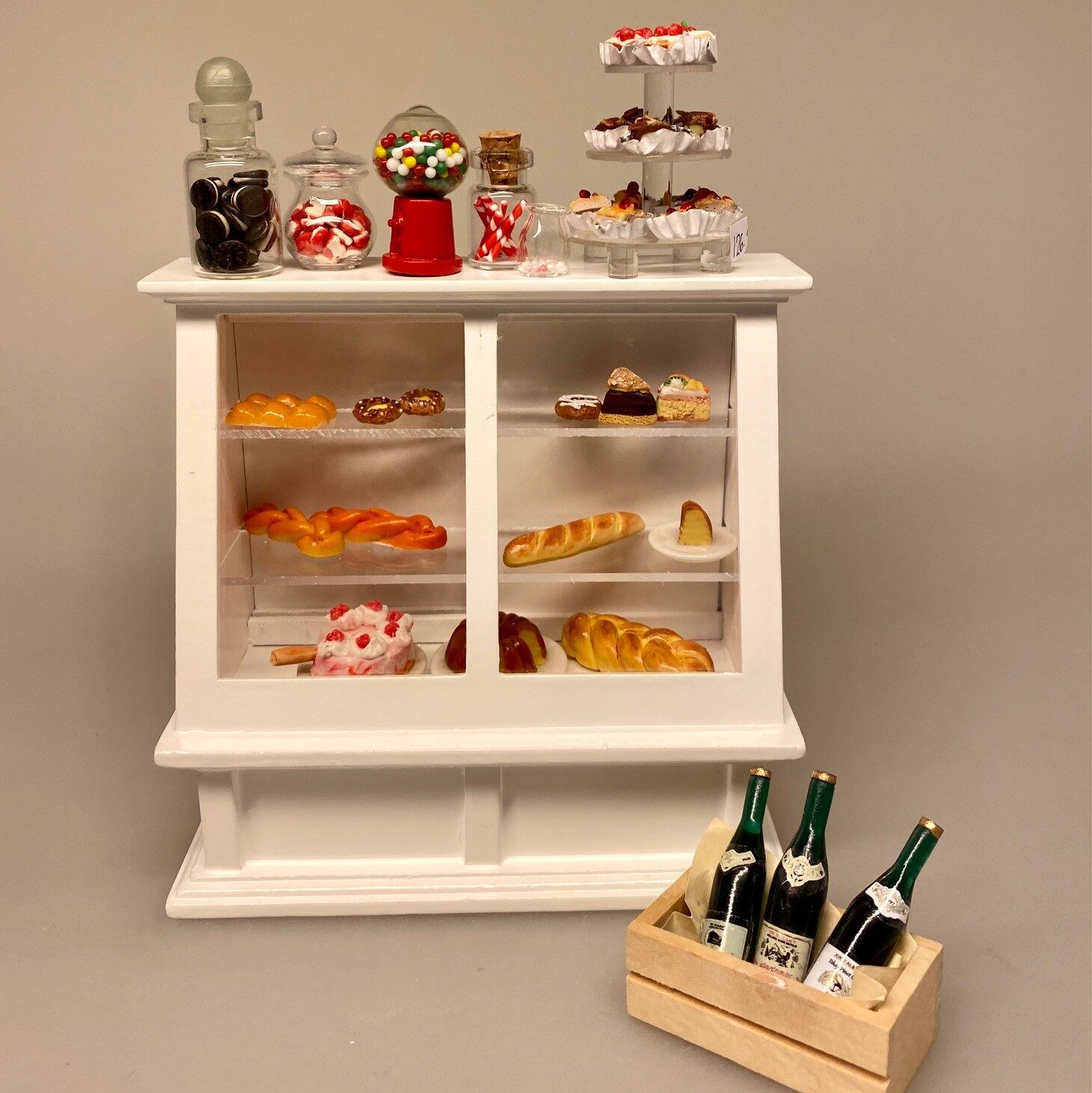 Miniature Høj Disk Hvid, butiksdisk, dukkehus, dukkehusting, dukkehusbutik, miniaturer, skala 1.12, legetøj, dukkebutik, cafe, konditori, bager, bageri, bagerbutik, gaveide, dukkehusmøbler, høker, miniature, forretning, biti, ribe, cafebesøg, symbolsk, sangskjuler, gavekort, temper, chokolade, slikbutik, konfekture,