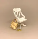 Miniature Kontorstol Hvid, drejestol, kontor, kontormøbler, chefstol, arbejdsstol, klinik, sygeplejerske, chefstilling, nyt job, symbolsk, gave, gaveide, sjov, tillykke, sangskjuler, dukkehus, møbler, 1:12, miniaturer, dukkemøbler, dukkehusmøbler, stol, skrivebordsstol, biti, ribe